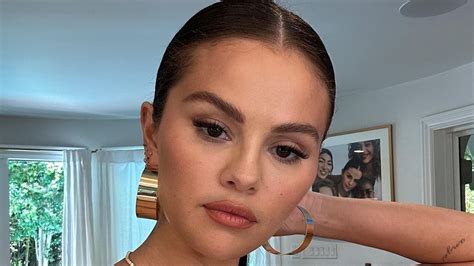 selena gomez nuda|Selena Gomez posts nude photo on Instagram to promote her。